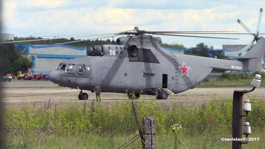 Mi-26 có thể mang 90 binh sĩ được trang bị đầy đủ, nó cũng có thể chở khối lượng hàng hóa 20 tấn, thường được dùng để vận chuyển thiết bị tới những địa bàn rất khó tiếp cận.
