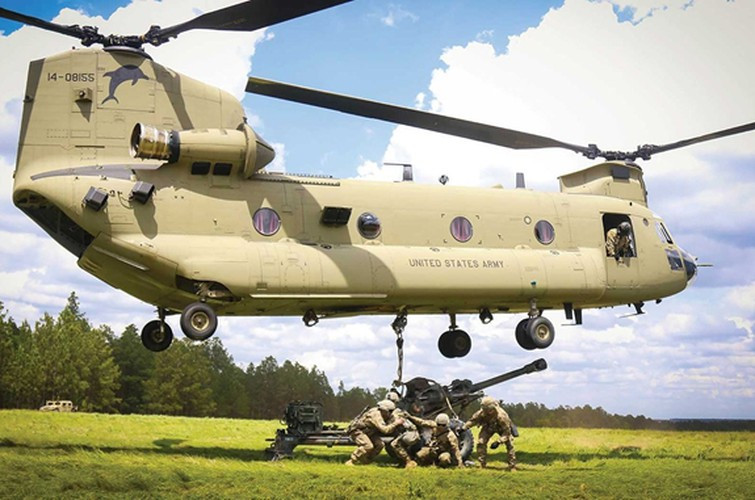 Trực thăng Chinook có chiều dài 30 m và cao 5,8 mét, trọng lượng rỗng của nó là 11.151 kg, tốc độ tối đa 315 km/h, tải trọng lớn nhất 10.886 kg.
