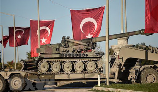 Nhưng ở diễn biến khác, giới phân tích cho rằng trừ khi Thổ Nhĩ Kỳ chủ động rời bỏ khối, hiến chương NATO chưa có điều khoản tước bỏ tư cách thành viên của một quốc gia, điều này có thể làm Ankara tạm thời yên tâm vì họ chưa lúc nào có ý định ly khai.