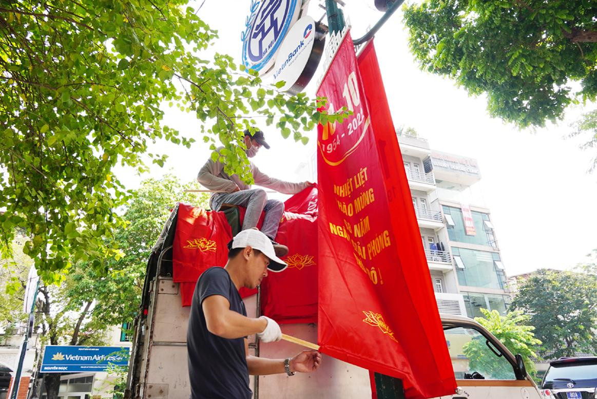 Những công việc cuối cùng để trang hoàng cho phố phường rực rỡ trong lễ kỷ niệm 68 năm Ngày giải phóng Thủ đô 10/10