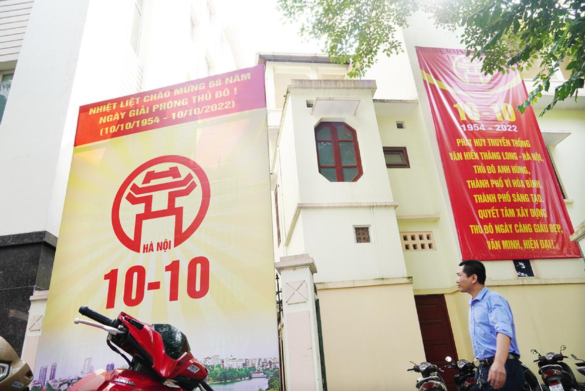 Hình ảnh lộng lẫy trước Quận Ủy Hai Bà Trung trên phố Thể Giao.