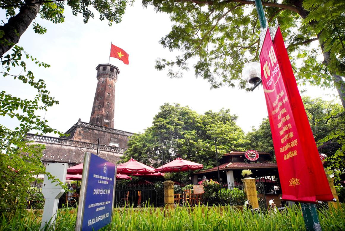 Cột cờ Hà Nội – Nơi diễn ra lễ chào cờ lịch sử của quân dân thủ đô trong ngày vui trọng đại cách đây 68 năm.