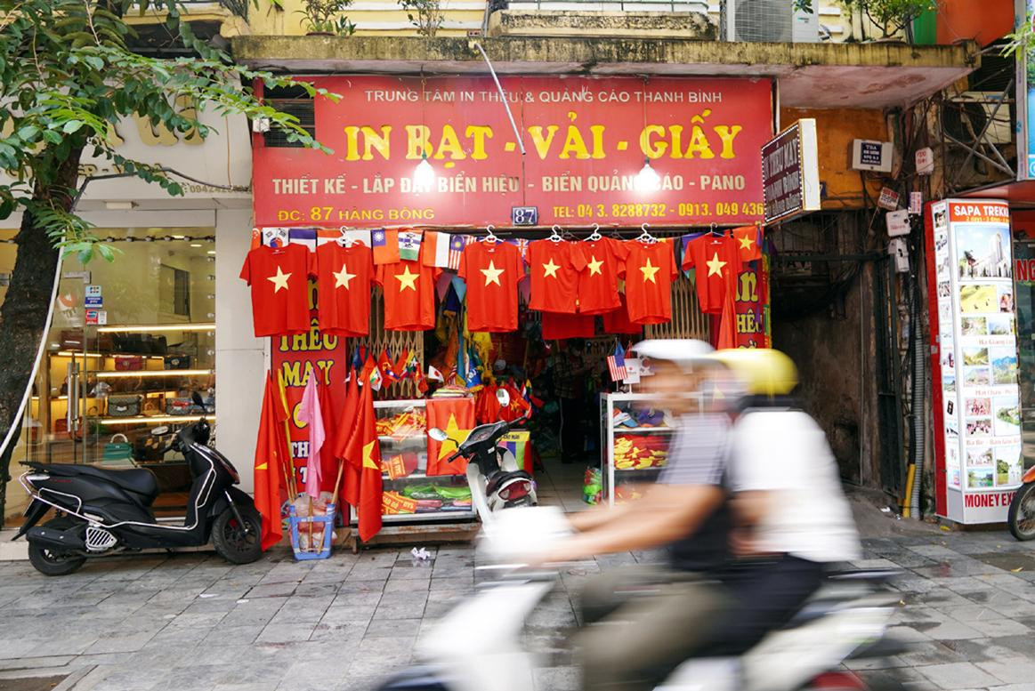 Những cửa hàng trên phố Hàng Bông bày bán cờ đỏ sao vàng.