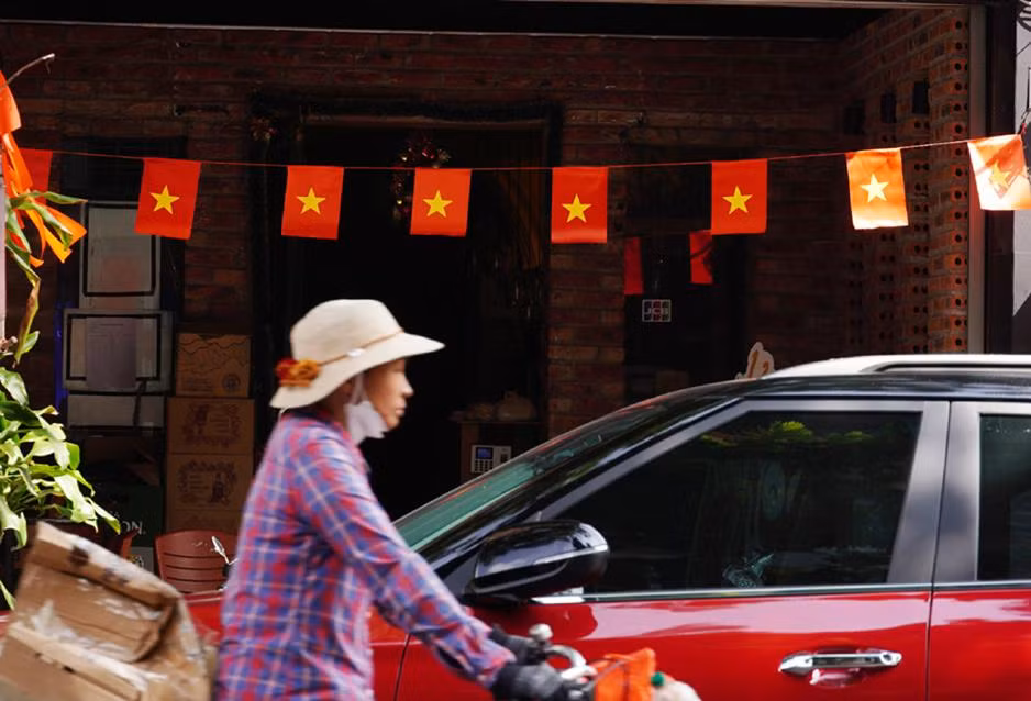 Nhiều hàng quán trang trí dải dây cờ Tổ quốc hưởng ứng ngày Giải phóng Thủ đô.