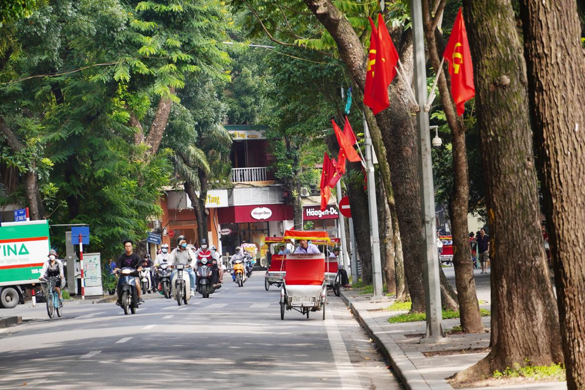 Phố phường rực màu cờ đỏ.