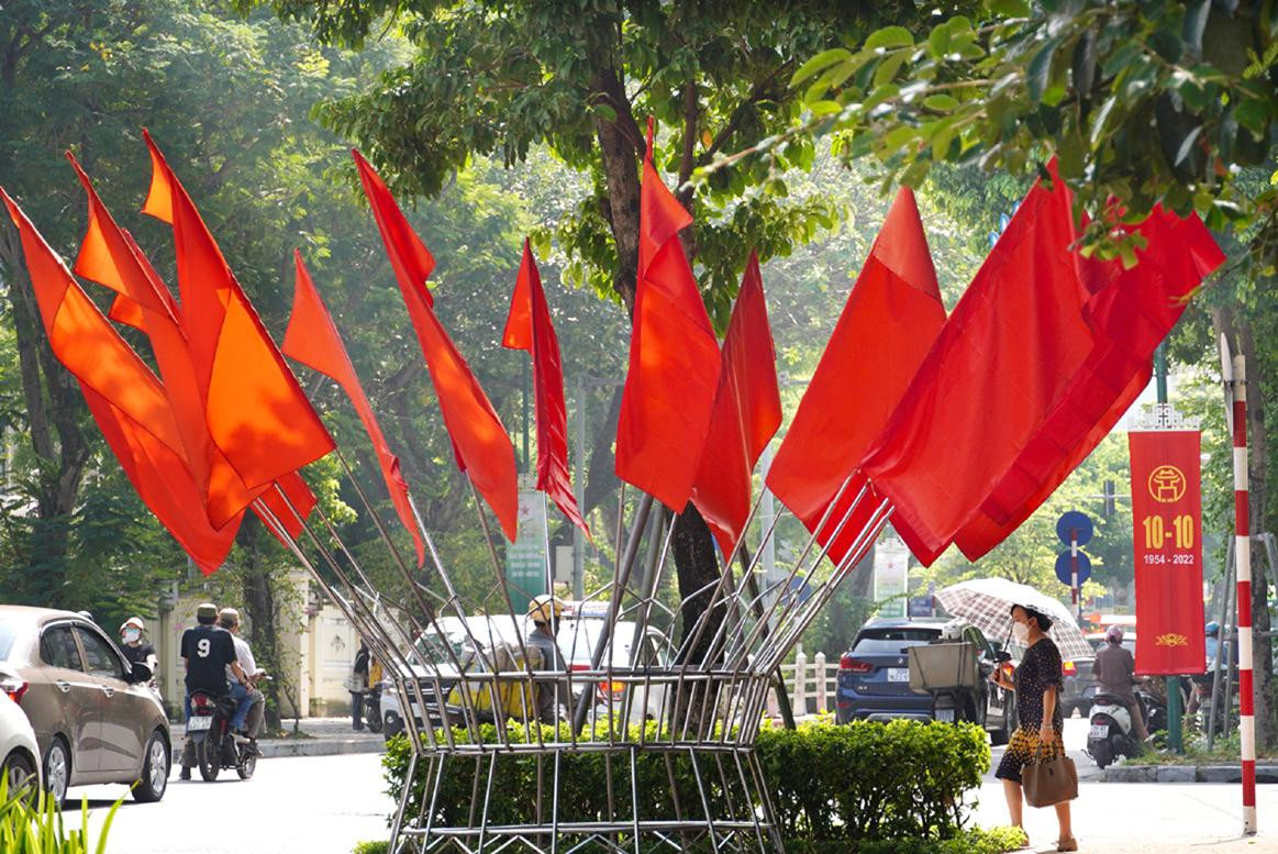 Không khí kỷ niệm 68 năm ngày Giải phóng Thủ đô ngập tràn khắp phố phường Hà Nội.