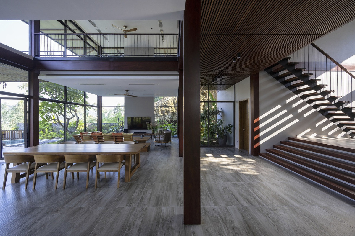 Trục giao thông chính được cân bằng ở giữa ngôi nhà và các không gian mở khác nhau, kết nối sân trước với sân sau.