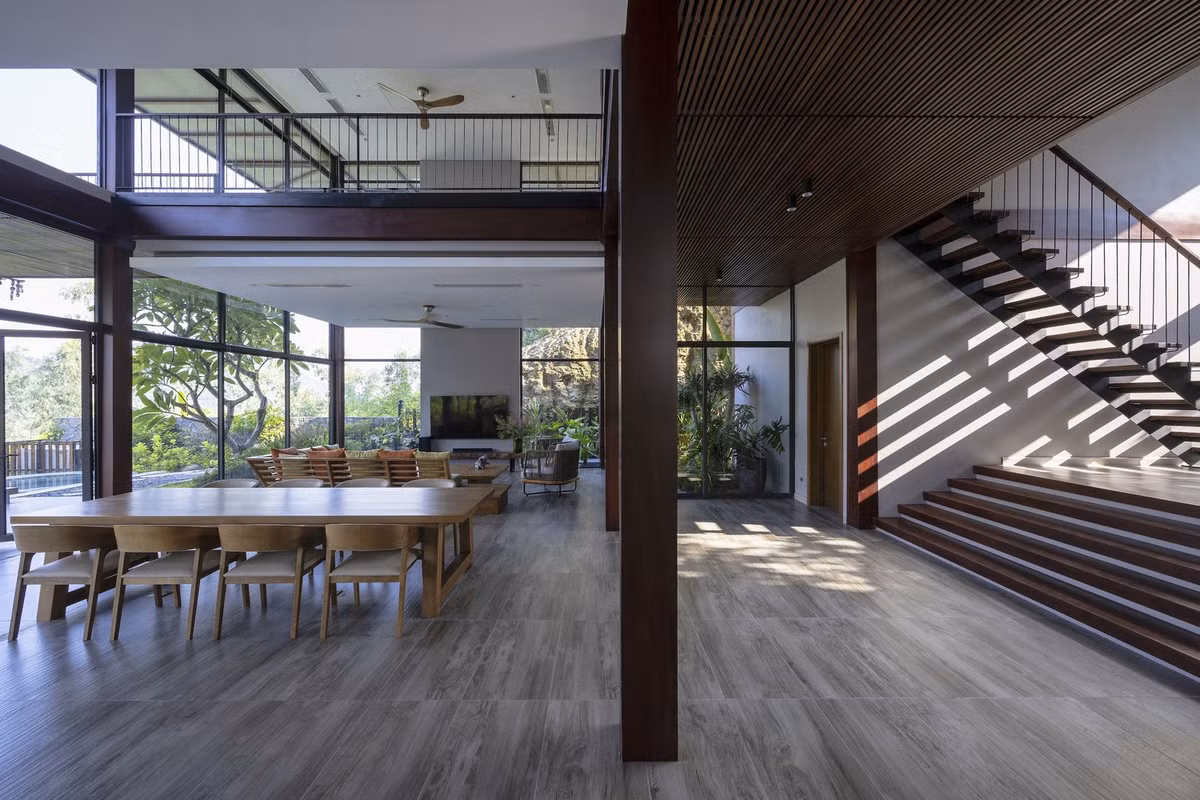 Trục giao thông chính được cân bằng ở giữa ngôi nhà và các không gian mở khác nhau, kết nối sân trước với sân sau.