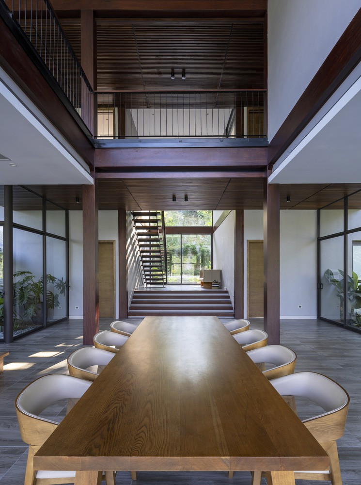 Không gian trống ở giữa được tối đa hóa, mang lại sự riêng tư cho các phòng và tối ưu hóa số lượng phòng trong nhà.