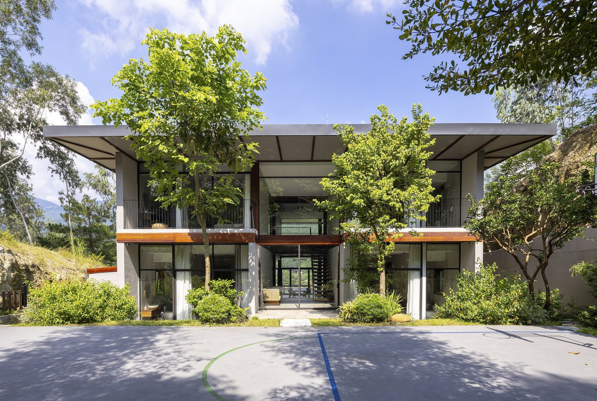 Ngôi nhà chính được xây dựng bằng khung thép hoàn thiện bằng đá và gỗ tự nhiên, giúp ngôi nhà khỏi tác động của điều kiện thời tiết khắc nghiệt.