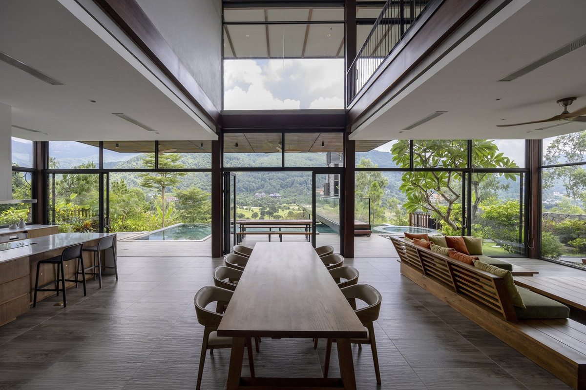 Gỗ và mái hiên rộng được lấy cảm hứng từ không gian kiến trúc truyền thống với các hàng cột và không gian đối xứng.