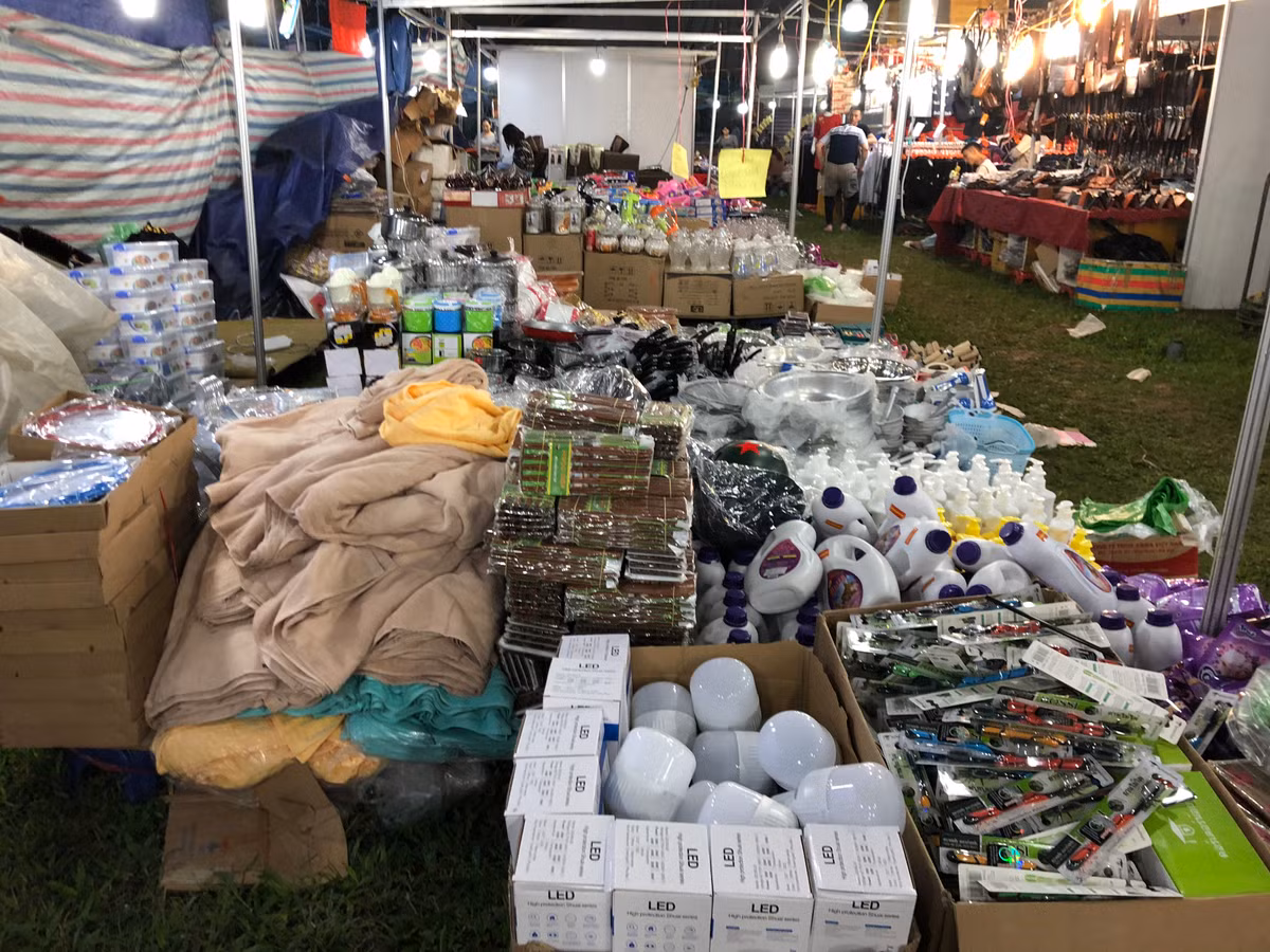 Festival văn hóa truyền thống Việt bát nháo như các hội chợ bán hàng giá rẻ thường được tổ chức tại các vùng quê. (Ảnh: Tiến Đạt).