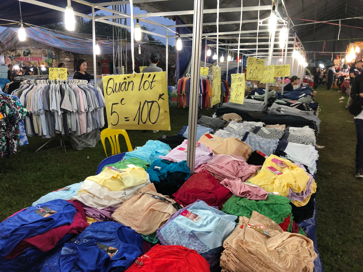 Đồ lót giá rẻ cũng được bày bán nhan nhản ở Di tích cấp quốc gia Hoàng thành Thăng Long (Ảnh: Tiến Đạt).