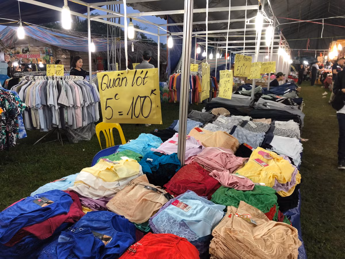 Đồ lót giá rẻ cũng được bày bán nhan nhản ở Di tích cấp quốc gia Hoàng thành Thăng Long (Ảnh: Tiến Đạt).