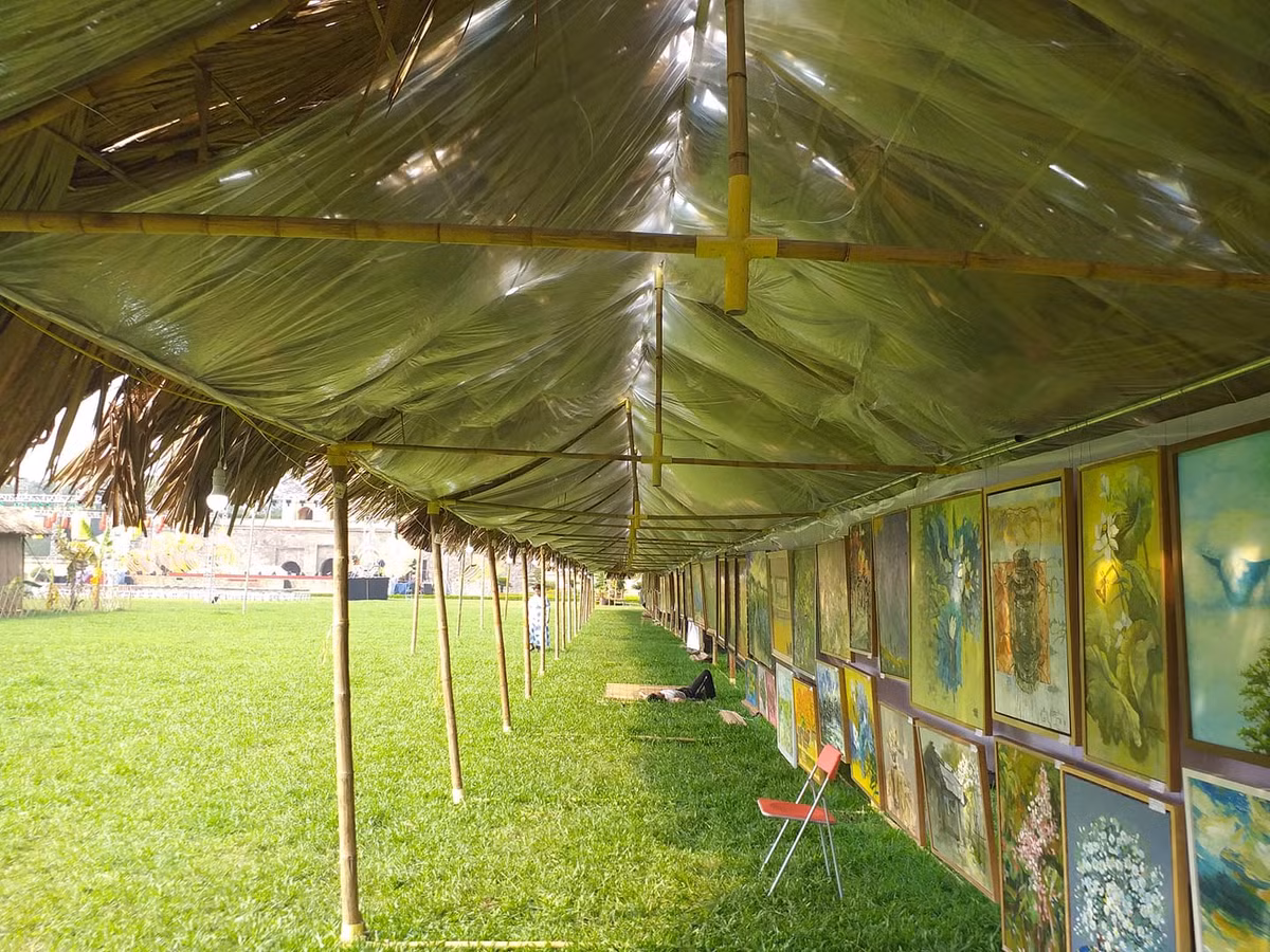 Nơi trưng bày tranh thì buồn thiu, vắng ngắt.