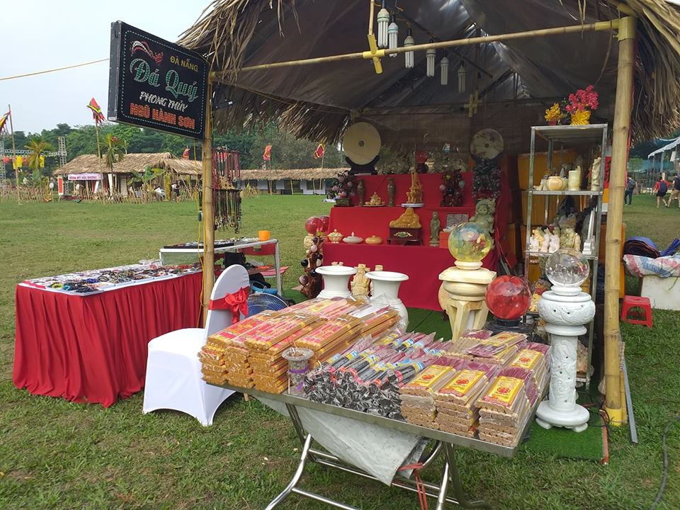 Những góc bày bán đồ truyền thống vắng vẻ, không được quan tâm.