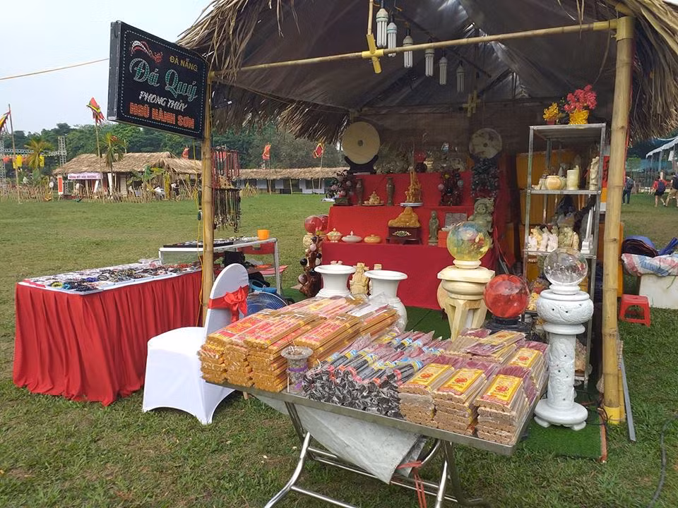 Những góc bày bán đồ truyền thống vắng vẻ, không được quan tâm.