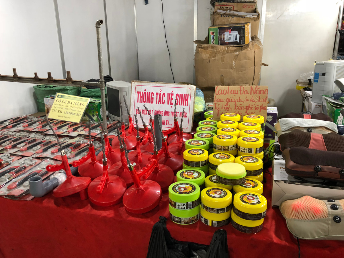 Các sản phẩm văn hóa truyền thống đâu chẳng thấy, thay vào đó là vật dụng thông tắc vệ sinh... (Ảnh: Tiến Đạt).