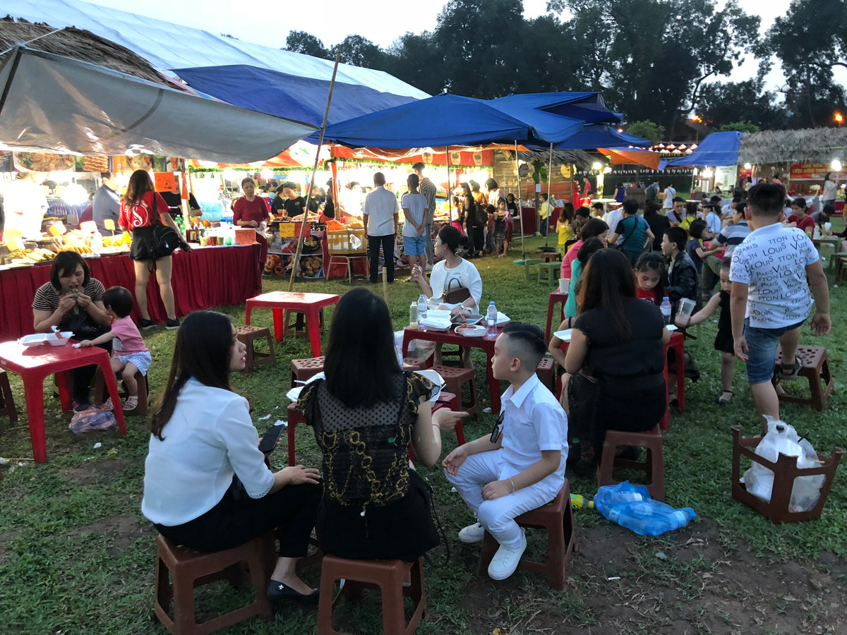 Được tổ chức từ 5/4 đến 9/4, Festival văn hóa truyền thống Việt 2019 lại có hơn quá nửa đồ trưng bày gian hàng không liên quan đến chủ đề lễ hội. Khu vực ăn uống rất lộn xộn và nhếch nhác (Ảnh: Tiến Đạt).