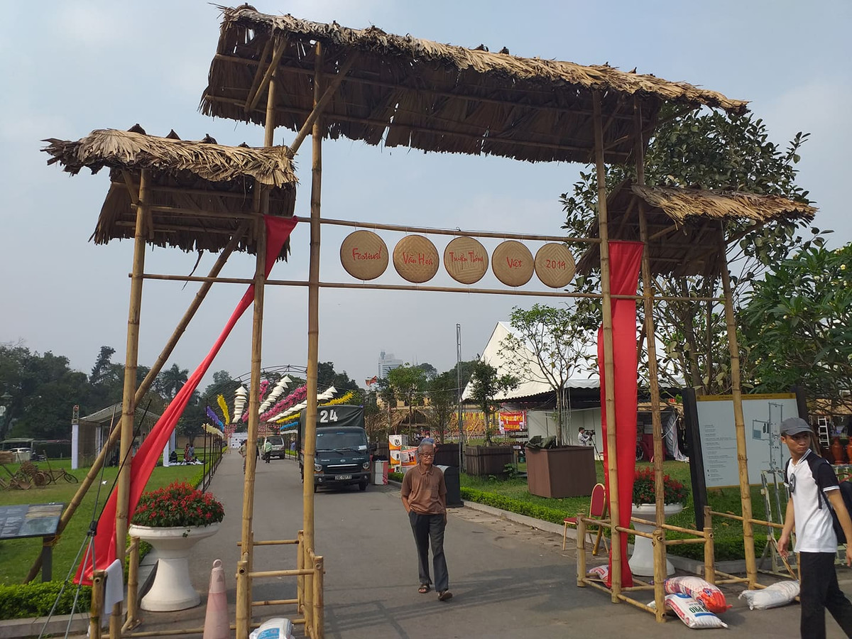 Mô hình cổng làng quê cũng được đưa vào lễ hội để tô thêm nét đẹp truyền thống.