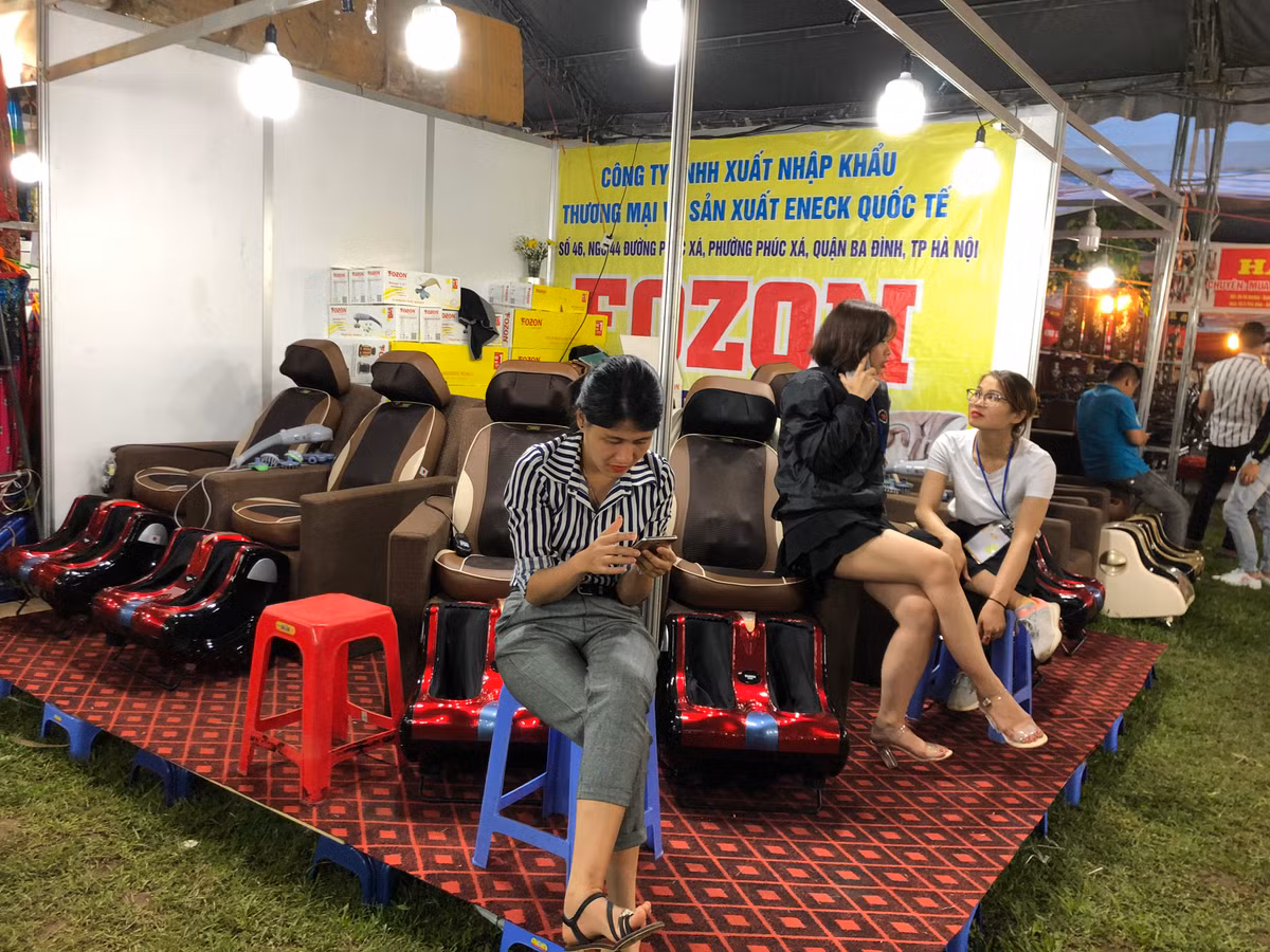 Nhiều người đến Festival không hiểu sản phẩm ghế massage thì liên quan gì đến văn hóa truyền thống? (Ảnh: Tiến Đạt).