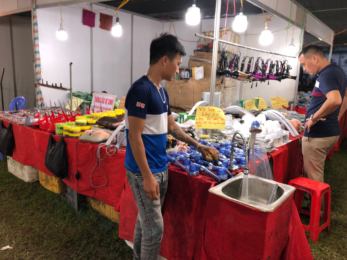 ... cho đến các thiết bị tẩy rửa đều được bày bán công khai (Ảnh: Tiến Đạt).