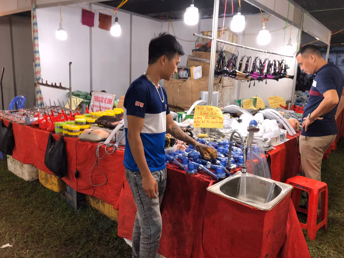 ... cho đến các thiết bị tẩy rửa đều được bày bán công khai (Ảnh: Tiến Đạt).