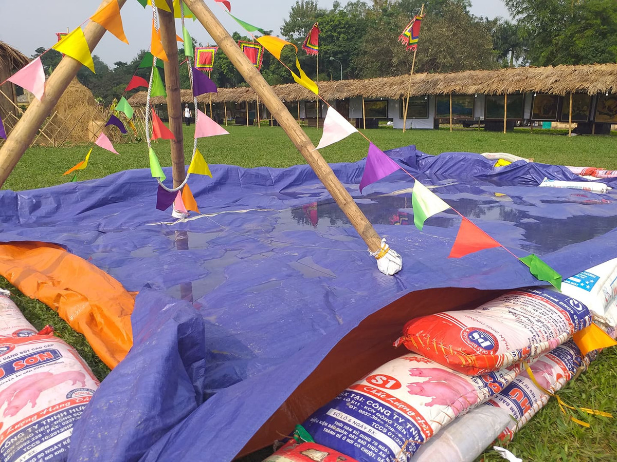 Nơi tổ chức trò chơi dân gian thì đầy những vũng nước còn sót lại.