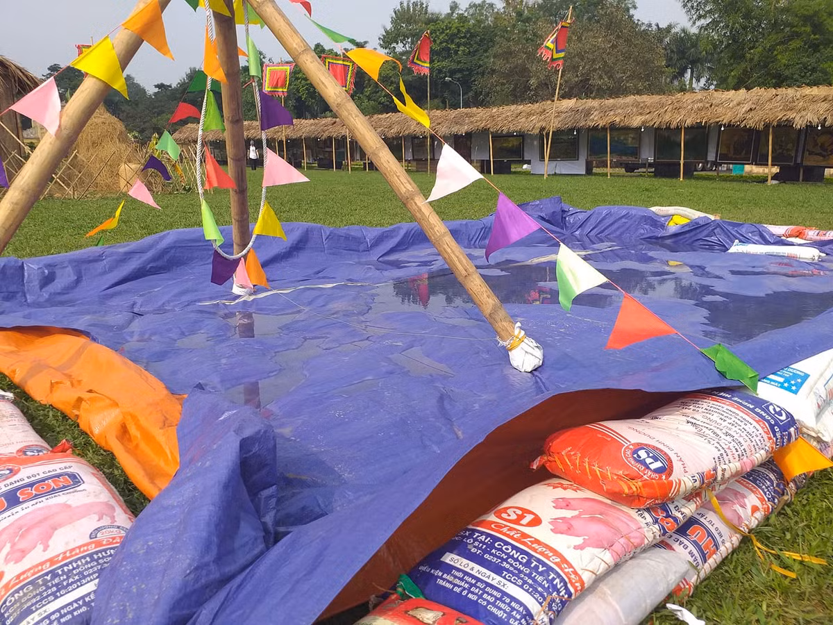 Nơi tổ chức trò chơi dân gian thì đầy những vũng nước còn sót lại.