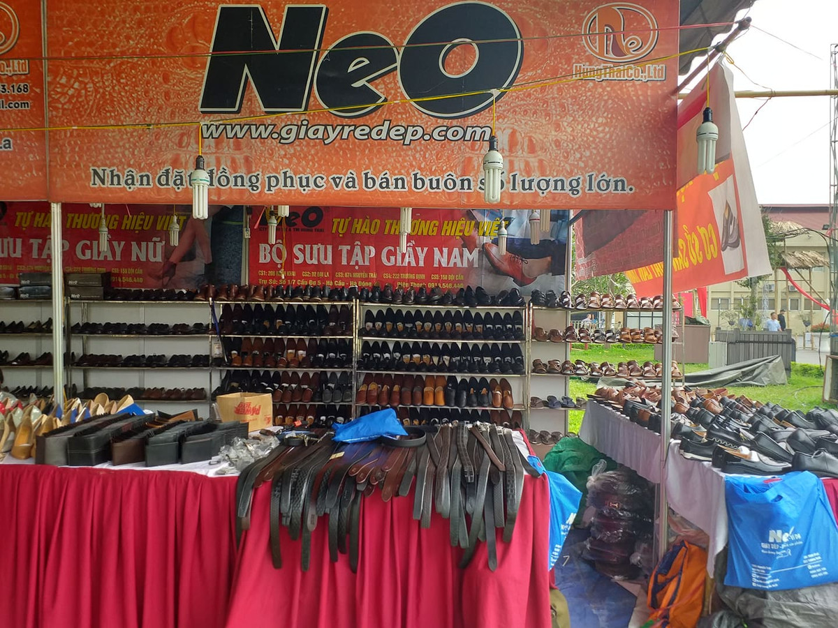 Giày da, thắt lưng cũng là một trong những mặt hàng thời trang hiện diện tại đây.