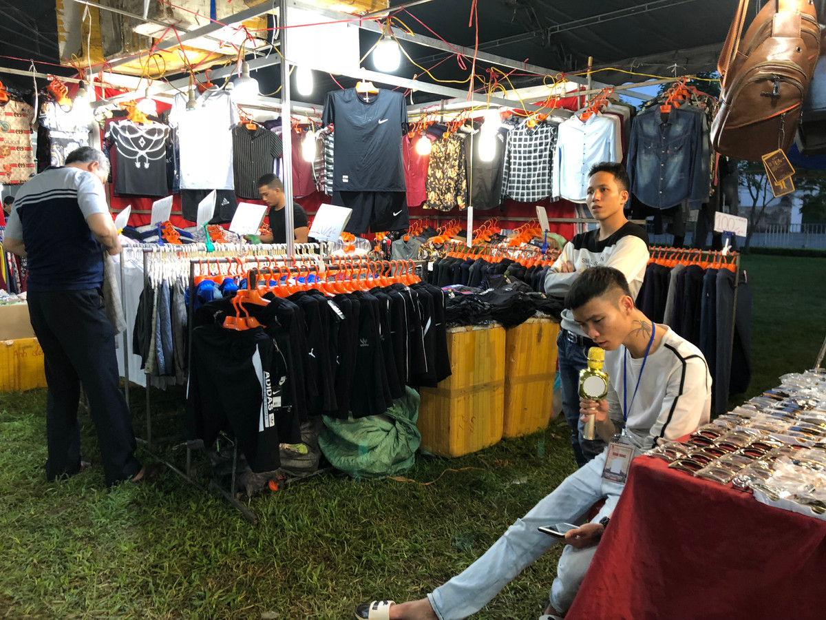 Các gian hàng, sạp hàng quần áo trông nhếch nhác như chợ đêm sinh viên.