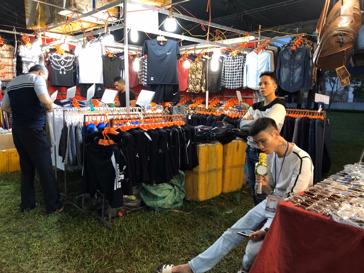 Các gian hàng, sạp hàng quần áo trông nhếch nhác như chợ đêm sinh viên.