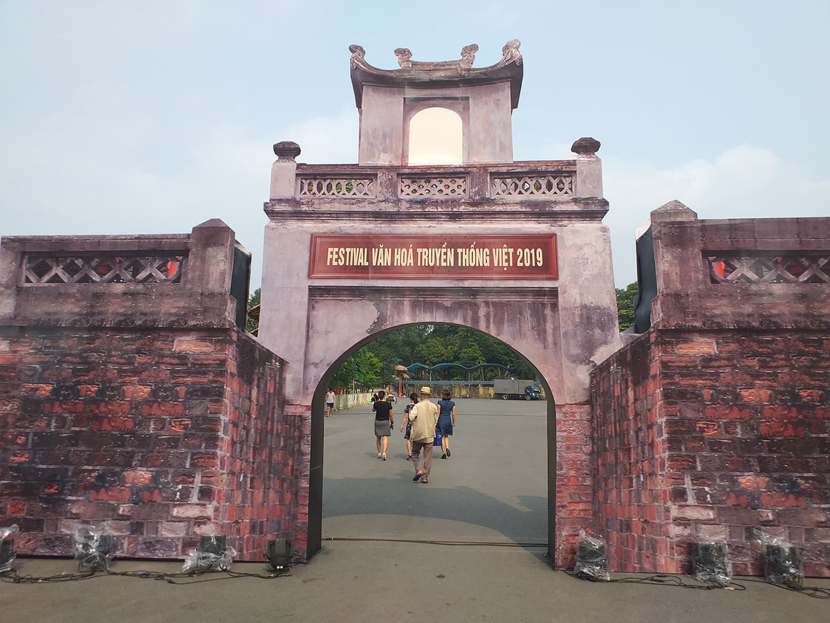 Khu vực tổ chức Festival văn hóa truyền thống Việt 2019 được trang trí với mô hình cổng Ô Quan Chưởng vô cùng bắt mắt ở phía ngoài.
