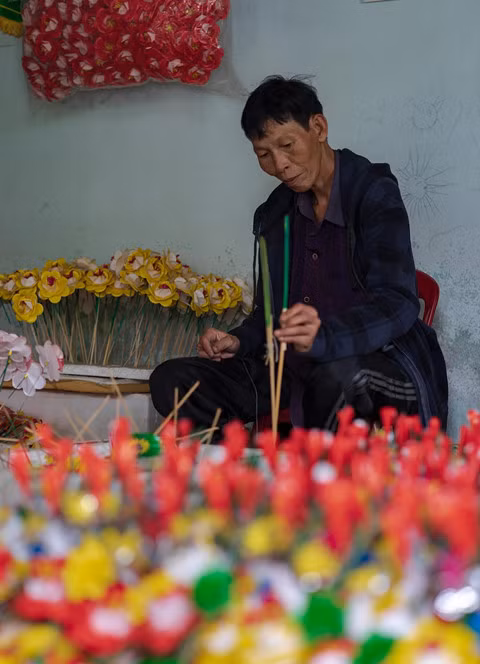 Hinh anh doc dao ve lang hoa giay lau doi o Hue-Hinh-20