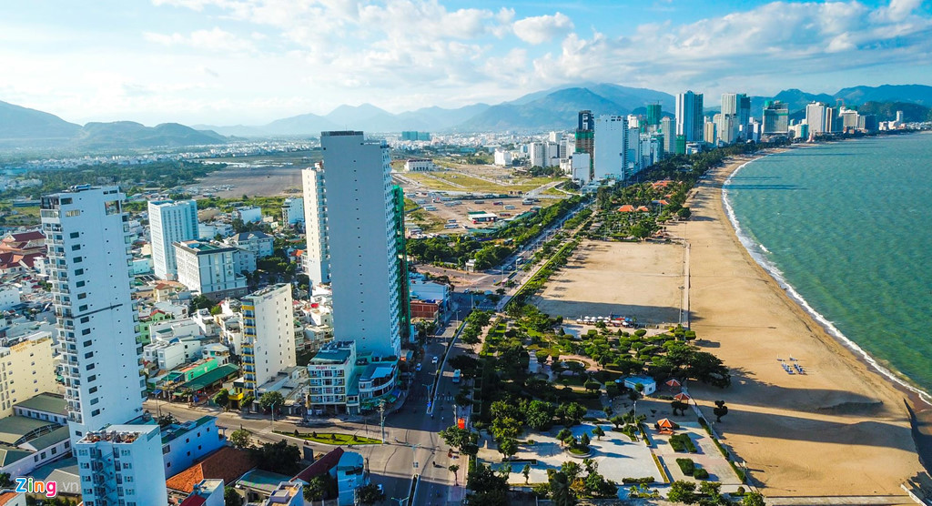 Trao đổi với Zing.vn, KTS Ngô Viết Nam Sơn nhìn nhận từ một thành phố biển đẹp nổi tiếng thế giới, hiện nay Nha Trang đã chật chội vì quá chú trọng vào lợi ích trước mắt.