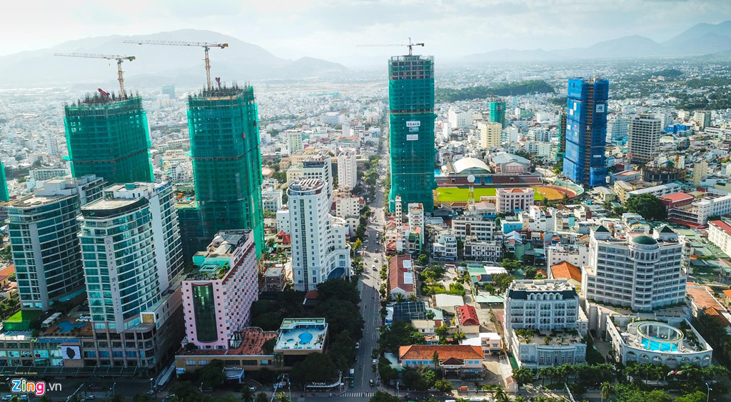 Ông Sơn cho rằng Khánh Hòa cần loại bỏ ngay cách nghĩ dồn hết nhà cao tầng ra mặt tiền biển để tạo ra giá trị kinh tế, điều này hoàn toàn sai lầm và sẽ "giết chết" Nha Trang. Trong ảnh: Trạm radar thời tiết Nha Trang bị khách sạn, chung cư cao tầng vây kín xung quanh gây nhiều khó khăn cho công tác dự báo mưa, bão.