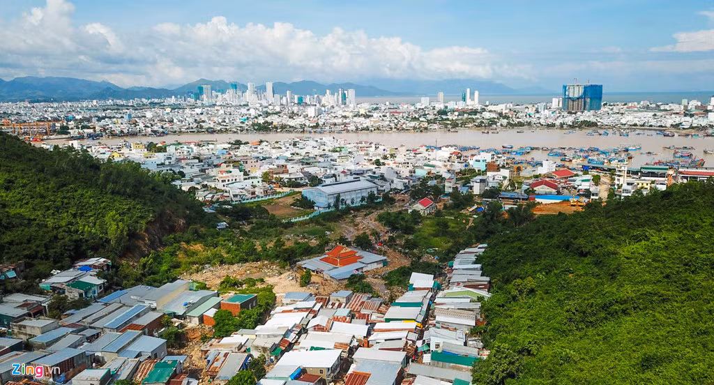 Dãy cao ốc bên bờ biển Nha Trang nhìn từ xã Phước Đồng. Ông Nguyễn Văn Lộc, Chủ tịch Hội Kiến trúc sư Khánh Hòa, cho hay khách sạn, nhà cao tầng xây dựng dày đặc ở phố biển Nha Trang đã bộc lộ nhiều bất cập.