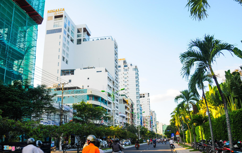 Chủ tịch Hội Kiến trúc sư Khánh Hòa cho hay về quy hoạch chung TP Nha Trang, ở dải đô thị ven biển, trong đó có các khu trung tâm, dọc các đường Trần Phú và Phạm Văn Đồng, theo quyết định phê duyệt của Thủ tướng chỉ cho phép xây cao tối đa 40 tầng, mật độ xây dựng chỉ được 40%; khoảng cách giữa hai công trình tối thiểu 25 m. Tuy nhiên, hàng loạt dự án được Khánh Hòa duyệt từ năm 2012 đến nay đều sai quy định.