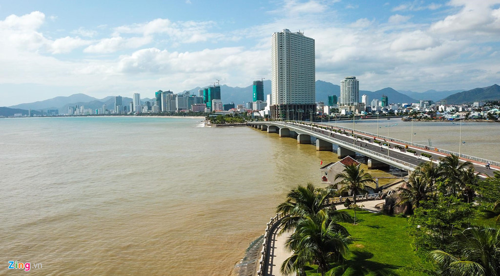 Khách sạn Mường Thanh trên đường Trần Phú từng xây 43 tầng (vượt tầng so với quy định). Hiện chủ đầu tư Tổ hợp dự án khách sạn - căn hộ cao cấp Mường Thanh Khánh Hòa đã chấp hành điều chỉnh "cắt ngọn" ba tầng công trình.