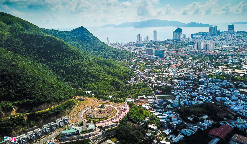Theo ông Lộc, nếu Nha Trang cứ nhăm nhăm vào phát triển theo giá trị bất động sản thì thành phố, nhất là người dân sẽ trả giá. Bằng chứng là trận mưa lũ kèm theo lở núi vào tháng 11/2018 ở Khánh Hòa có 20 người chết, 33 người bị thương và 115 nhà dân bị sập đổ.