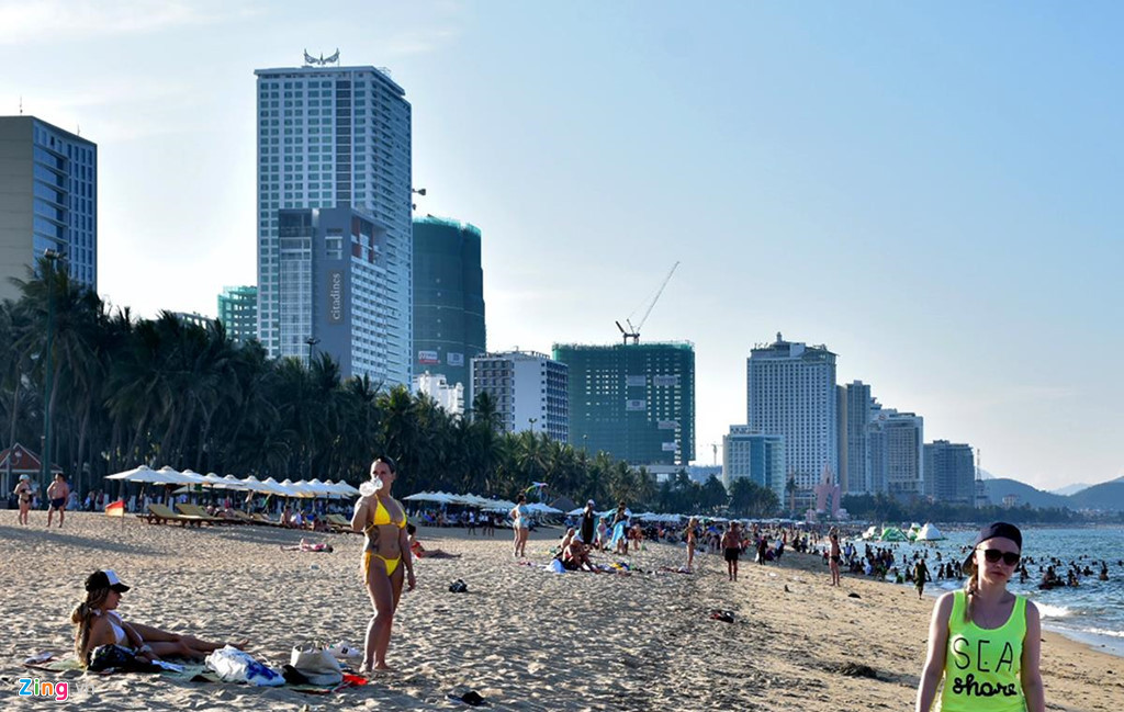 Kiến trúc sư Ngô Viết Nam Sơn nhận định nếu tập trung nhà cao tầng dọc theo bờ biển thì phía trong mất tầm nhìn, mất gió. Nguy hiểm nhất là khu vực dọc bờ biển sẽ bị ô nhiễm do bụi, khói xe khi tập trung nhiều phương tiện cơ giới.