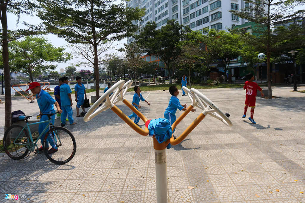 Hồ Thạc Gián làm nhiệm vụ điều hòa nước vào mùa mưa để giảm ngập cho các tuyến đường Nguyễn Văn Linh, Nguyễn Hoàng, Hàm Nghi. Đây cũng là điểm vui chơi, giải trí của người dân khu vực này.