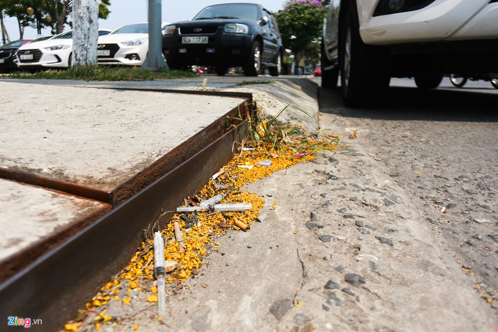 Phía mặt đường Hàm Nghi, nơi có tòa chung cư với hơn 400 hộ dân sinh sống xuất hiện nhiều bơm kim tiêm đã qua sử dụng, gây mất an toàn cho cư dân.