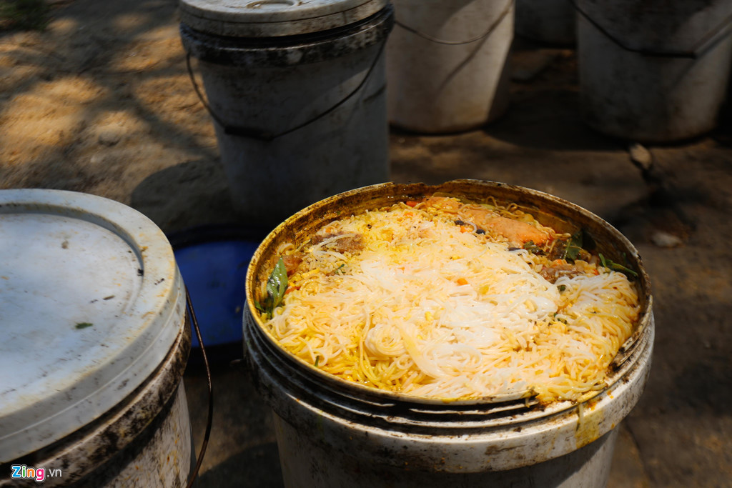 Vỉa hè mặt hồ phía đường Tản Đà xuất hiện hàng chục thùng nhựa đựng rác thải của các hàng quán.