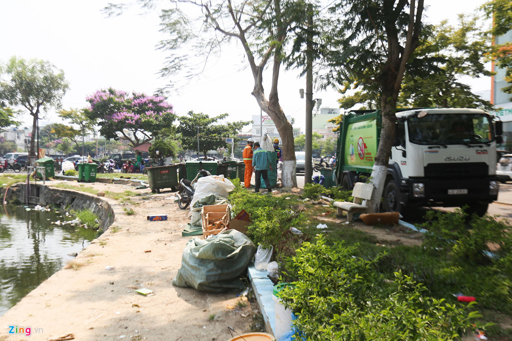 Những hôm nắng nóng, mùi hôi thối của rác thải tại bãi tập kết theo làn gió bay thẳng vào nhà dân. Hàng trăm căn hộ trong tòa nhà chung cư cạnh hồ cũng phải chấp nhận đóng kín cửa sổ.
