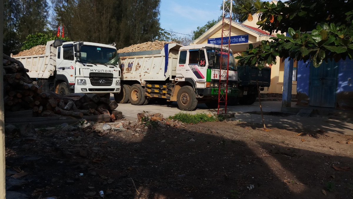 Đoàn xe bị tạp giữ tại trụ sở.