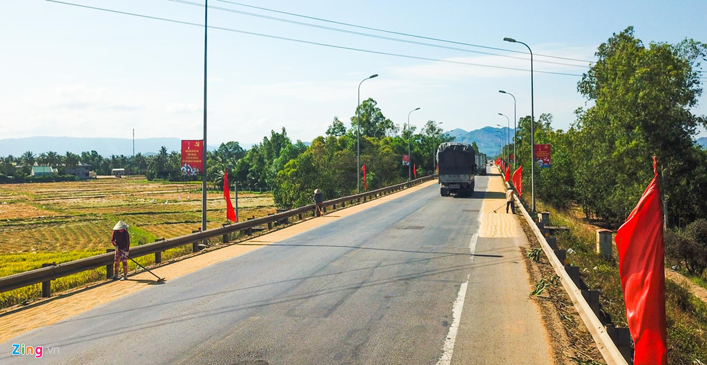 Ông Quách Mậu Thân (ngụ xã Hoài Đức, huyện Hoài Nhơn) cho hay sân nhà chỗ nào cũng rợp bóng mát nên vào mùa thu hoạch lúa gặp nhiều khó khăn. "Bí quá nên vợ chồng tôi chở lúa lên dọc hai bên quốc lộ 1 phơi tạm chứ để lâu thì hư hỏng hết", ông Thân phân trần.