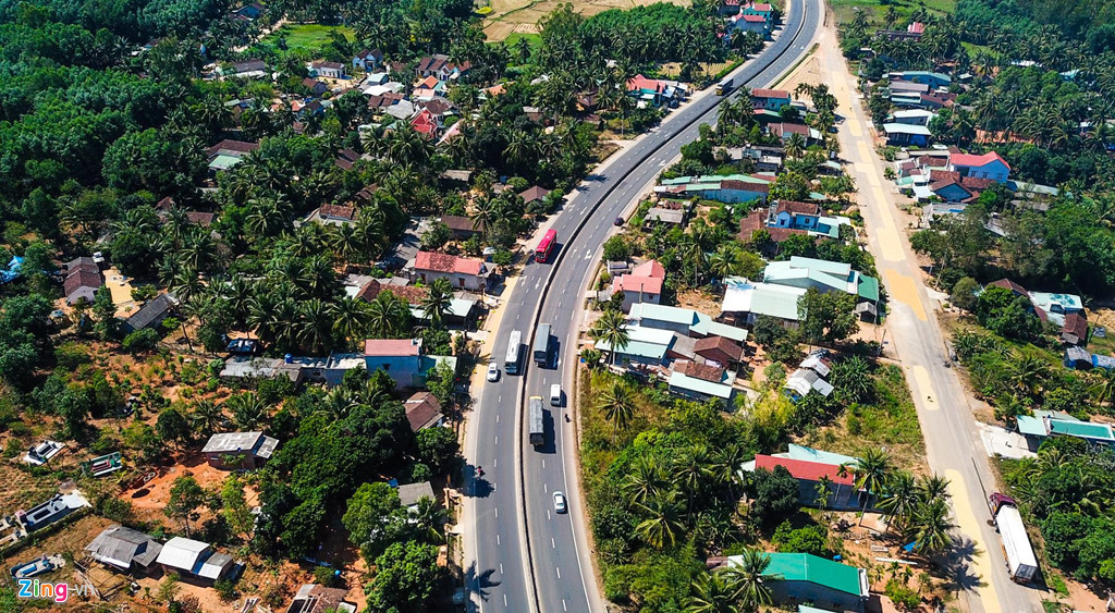 Theo lãnh đạo xã Hoài Đức, dù địa phương nhiều lần nỗ lực tuyên truyền nhưng mỗi mùa thu hoạch lúa, bà con nông dân nơi đây vẫn mang lúa phơi dọc hai bên quốc lộ 1.