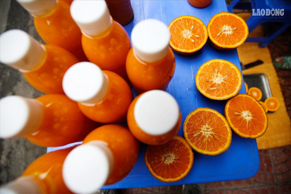 Nước cam mùa nắng nóng bán rất đắt hàng.