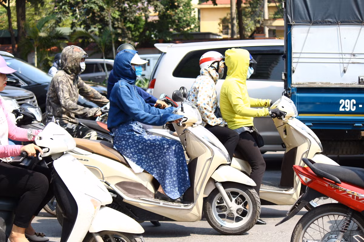 Các chuyên gia khuyến cáo người dân hạn chế đi ra đường trong những ngày nắng nóng để tránh hiện tượng sốc nhiệt.